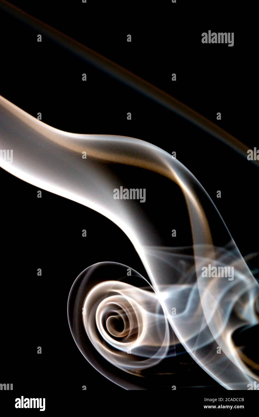 Spirali di fumo fotografate ad alta velocità su sfondo nero Foto Stock