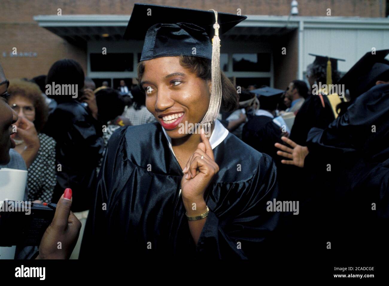 Austin Texas USA: Donna afro-americana in cappello e abito durante la cerimonia di laurea all'Huston-Tillotson College, un college storicamente nero (HBCU). ©Bob Daemmrich Foto Stock