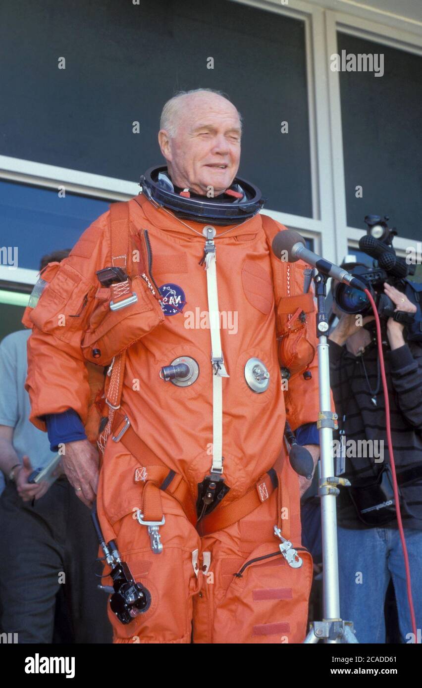 San Antonio Texas USA, 1998: Il senatore degli Stati Uniti di 77 anni John Glenn tiene una conferenza stampa mentre si sta allenando con gli astronauti per un volo sullo Space Shuttle della NASA. Glenn fu il primo americano ad orbitare attorno alla Terra, e divenne la persona più anziana a volare sullo shuttle. ©Bob Daemmrich Foto Stock