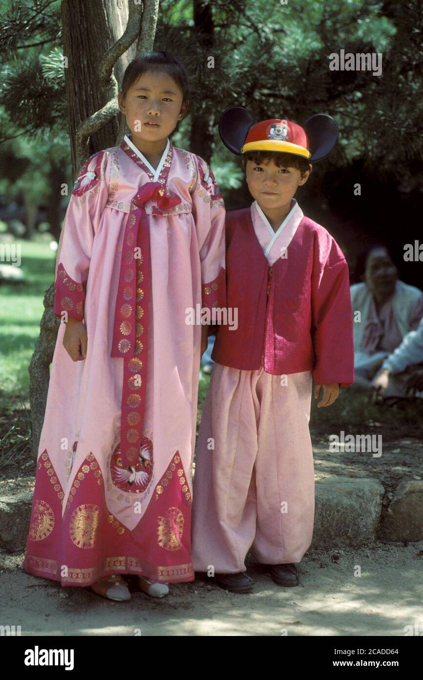Seoul Corea, 1988: Bambini coreani in abito tradizionale, ragazzo