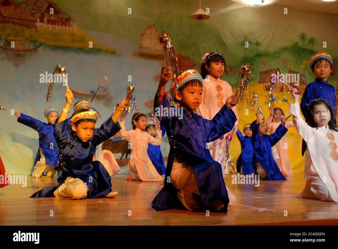 Austin, Texas, febbraio 2006: Gli studenti di primo grado si esibiscono con "Hello Spring Time" (Chao Mung Xuan) allo spettacolo del capodanno vietnamita (Tet) alla Walnut Creek Elementary School per celebrare l'anno del cane. La scuola serve una comunità vietnamita-americana attiva nel nord di Austin. ©Bob Daemmrich Foto Stock