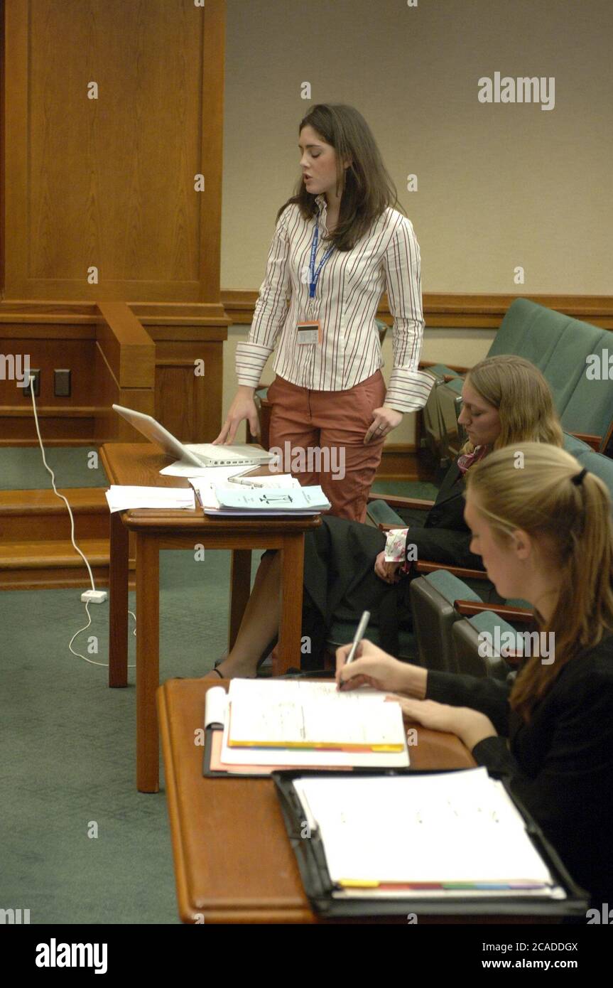 Austin Texas USA, 2006: Un "avvocato" adolescente parla al giudice mentre gli studenti delle scuole superiori del Texas partecipano a finte udienze come parte del programma YMCA Youth in Government presso l'aula di tribunale della Corte Suprema dello stato. Gli studenti imparano di più sulla professione legale eseguendo prove in competizione con i loro colleghi. ©Bob Daemmrich Foto Stock