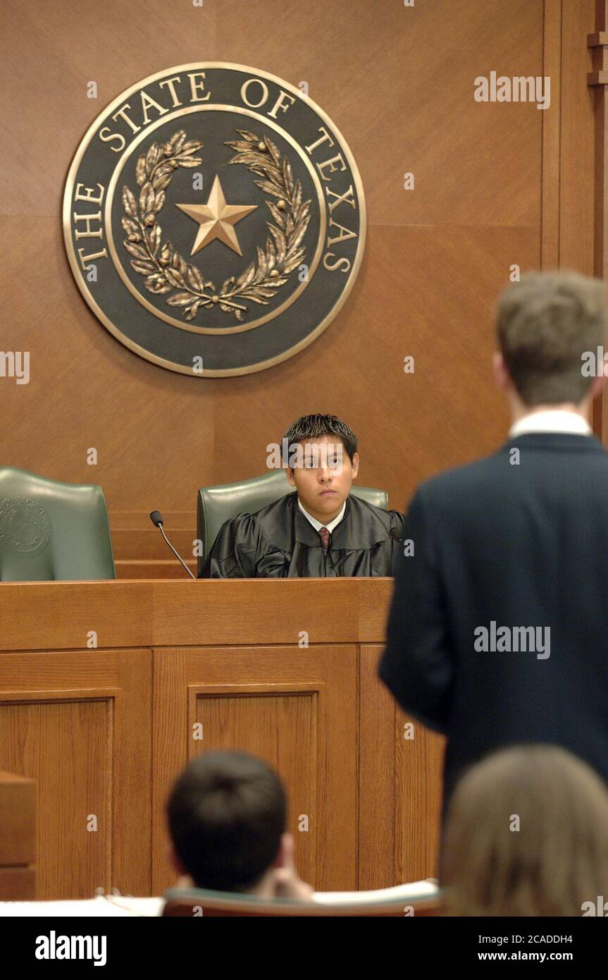 Austin Texas USA, 2006: Un giudice adolescente siede in panchina mentre gli studenti delle scuole superiori del Texas partecipano a finte udienze come parte del programma YMCA Youth in Government presso l'aula di tribunale della Corte Suprema dello stato. Gli studenti imparano di più sulla professione legale eseguendo prove in competizione con i loro colleghi. ©Bob Daemmrich Foto Stock Austin Texas USA, 2006: Un giudice adolescente siede in panchina mentre gli studenti delle scuole superiori del Texas partecipano a finte udienze come parte del programma YMCA Youth in Government presso l'aula di tribunale della Corte Suprema dello stato. Gli studenti imparano di più sulla professione legale eseguendo prove in competizione con i loro colleghi. ©Bob Daemmrich Foto Stock