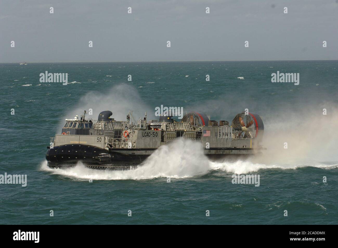 Port Aransas, Texas 15 gennaio 2006: Durante il viaggio inaugurale del molo di trasporto anfibio della USS San Antonio (LPD-17) dopo la sua cerimonia di entrata in servizio, viene mostrato un Landing Craft Air Cushion (LCAC) in grado di trasportare 100 truppe in battaglia, nel Golfo del Messico. ©Bob Daemmrich Foto Stock