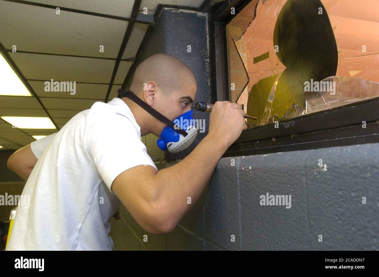 Brownsville, Texas USA, gennaio 2006: Studente della Law Enforcement Academy della Lopez' High School raccoglie prove in un vero e proprio rodaggio nella scuola dove migliaia di dollari di apparecchiature informatiche sono state rubate. ©Bob Daemmrich Foto Stock