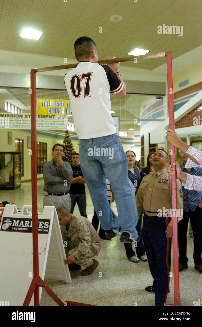 Brownsville, Texas USA, gennaio 2006: Il reclutatore marino attira l'attenzione con un'esibizione di un bar durante una visita all'ora di pranzo alla Lopez High School per attirare potenziali reclute. ©Bob Daemmrich Foto Stock