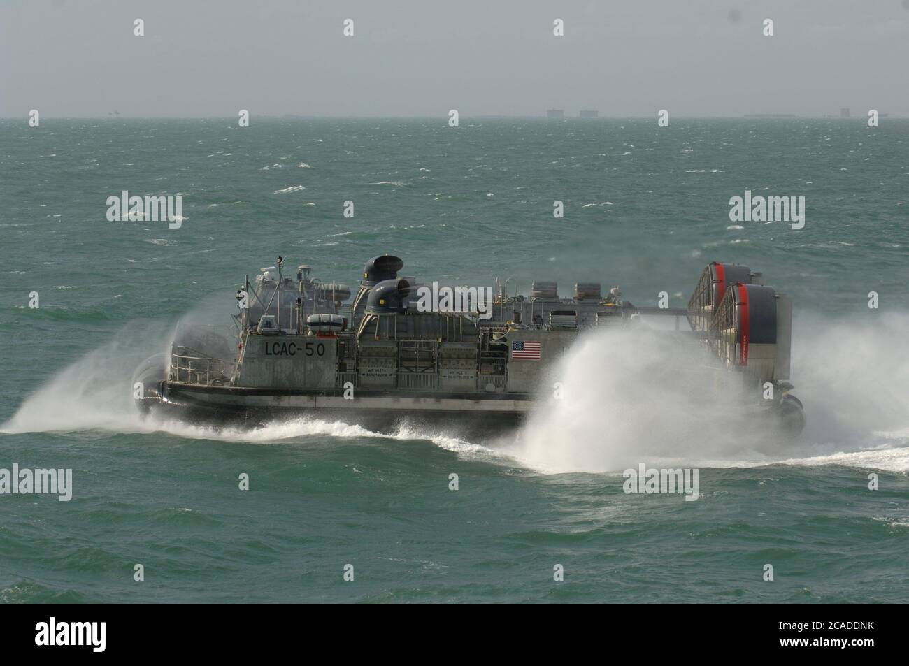 Port Aransas, Texas 15 gennaio 2006: Durante il viaggio inaugurale del molo di trasporto anfibio della USS San Antonio (LPD-17) dopo la sua cerimonia di entrata in servizio, viene mostrato un Landing Craft Air Cushion (LCAC) in grado di trasportare 100 truppe in battaglia, nel Golfo del Messico. ©Bob Daemmrich Foto Stock