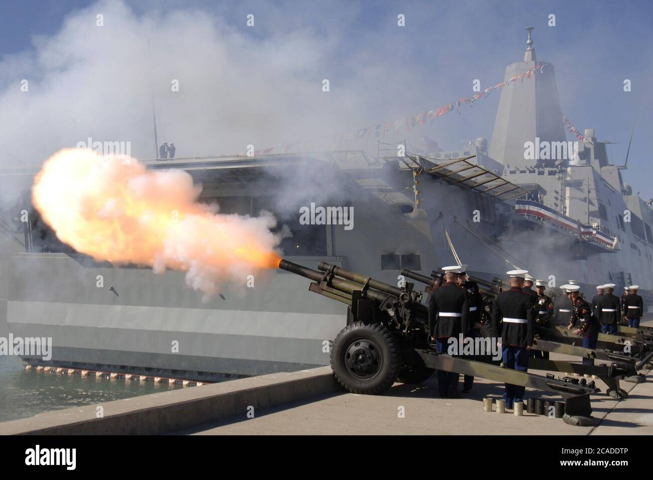 Ingleside, Texas USA, 14 gennaio 2006: I cannoni militari sparano un saluto di 21 cannoni alla messa in servizio della nave da trasporto anfibio USS San Antonio (LPD-17), la più recente nave da trasporto classe San Antonio con capacità di guerra all'avanguardia. ©Bob Daemmrich Foto Stock