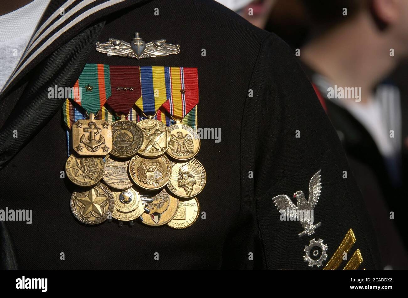 Ingleside, Texas, 14 gennaio 2006: Varie medaglie della Marina militare su un'uniforme da marinaio. ©Bob Daemmrich Foto Stock