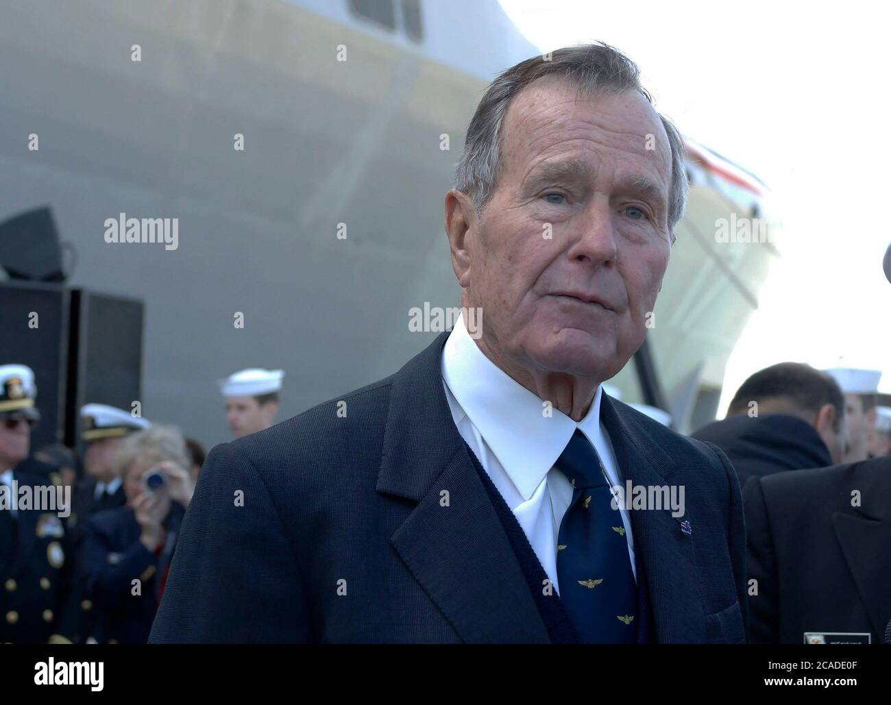 Ingleside, Texas USA, 14 gennaio 2006: L'ex presidente degli Stati Uniti George W. Bush, ex pilota della Marina, alla messa in servizio della nave da trasporto anfibio USS San Antonio (LPD-17). ©Bob Daemmrich Foto Stock