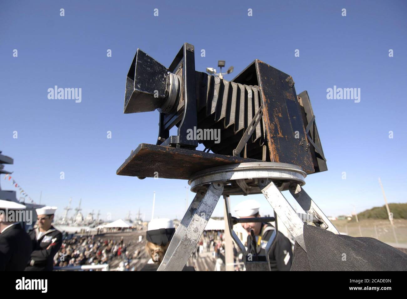 Ingleside, Texas 14 gennaio 2006: Un'antica fotocamera panoramica Cirkut che scatta una foto a 360 gradi pronta a registrare la messa in servizio della nave da trasporto anfibio USS San Antonio (LPD-17). ©Bob Daemmrich / Foto Stock