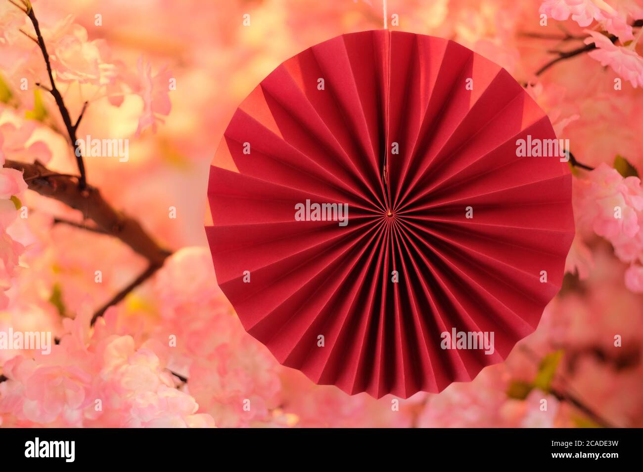 Primo piano la tradizionale arte della carta giapponese (Origami) con sfondo rosa sfocato sakura. Concetto di cultura giapponese Foto Stock