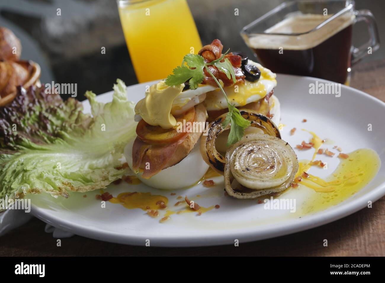 Colazione americana di due metà di un muffin inglese con pancetta, Foto Stock