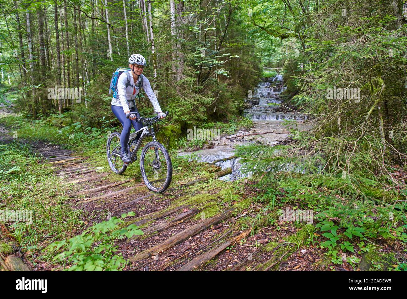 Oberammergau, Germania, 5 agosto 2020. Mountain bike godere del paesaggio e la vista panoramica sul sentiero fino a un rifugio. © Peter Schatz/Ala Foto Stock