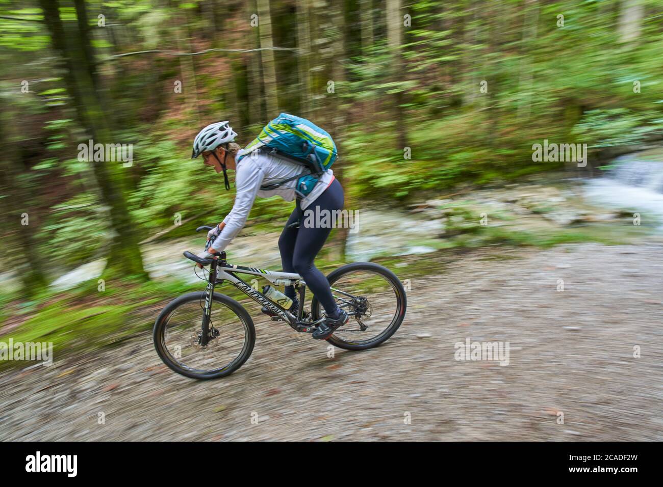 Oberammergau, Germania, 5 agosto 2020. Mountain bike godere del paesaggio e la vista panoramica sul sentiero fino a un rifugio. © Peter Schatz/Ala Foto Stock