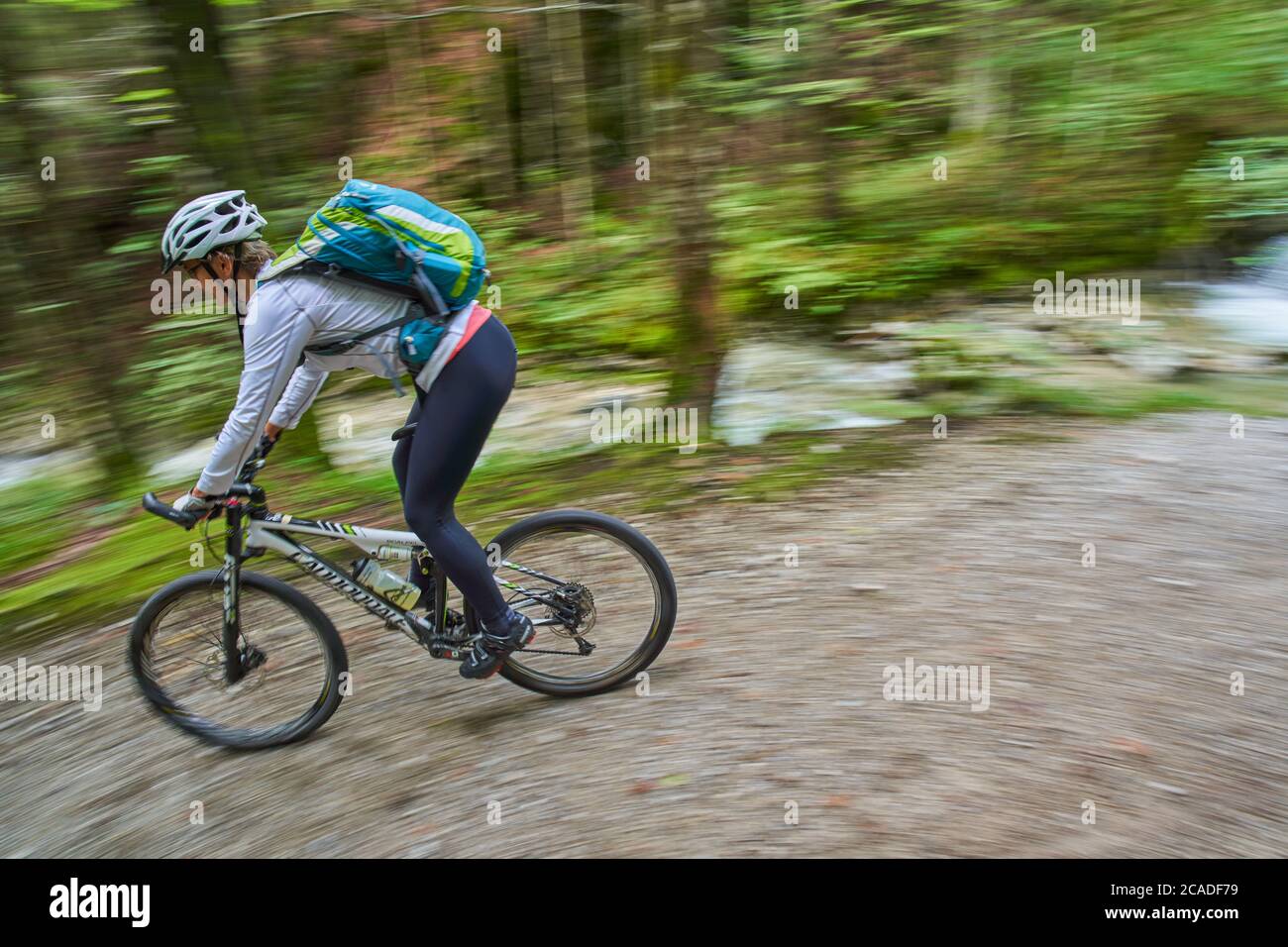 Oberammergau, Germania, 5 agosto 2020. Mountain bike godere del paesaggio e la vista panoramica sul sentiero fino a un rifugio. © Peter Schatz/Ala Foto Stock