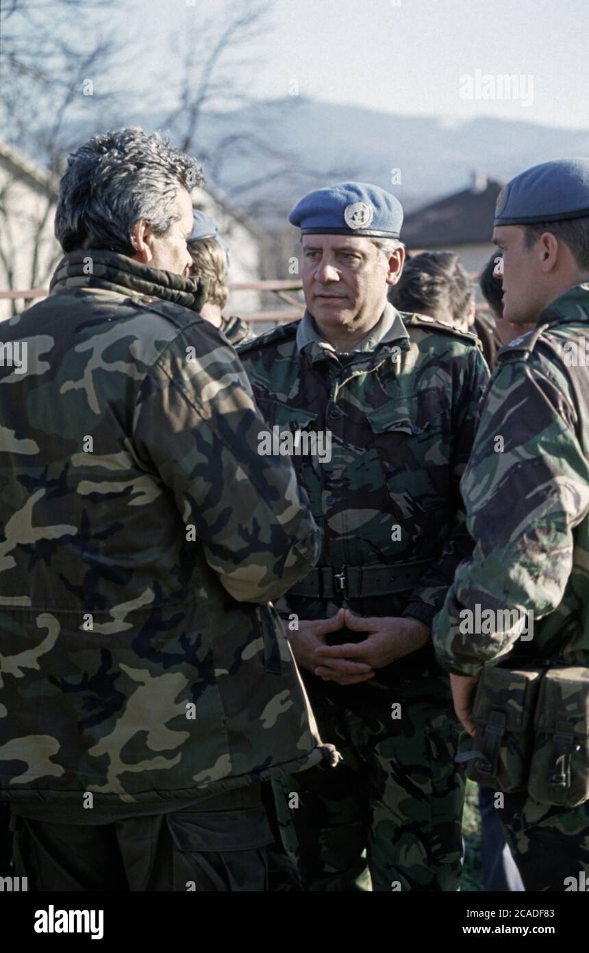 29 marzo 1994 durante la guerra in Bosnia: Il generale Sir Charles Guthrie, capo di stato maggiore dell'esercito britannico, parla con un soldato musulmano bosniaco durante un tour di Stari Vitez nella Bosnia centrale. Foto Stock