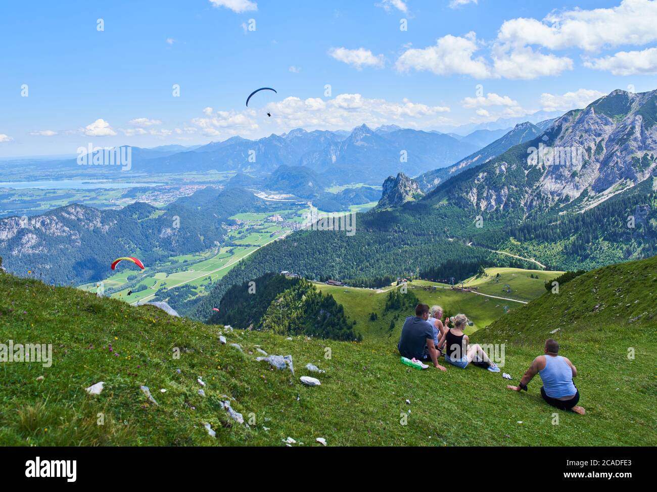 Pfronten, Germania, 28 luglio 2020, Hiker, mountain bike e parapendio godere della vista panoramica sul sentiero fino al rifugio Ostler Huette su Bre Foto Stock
