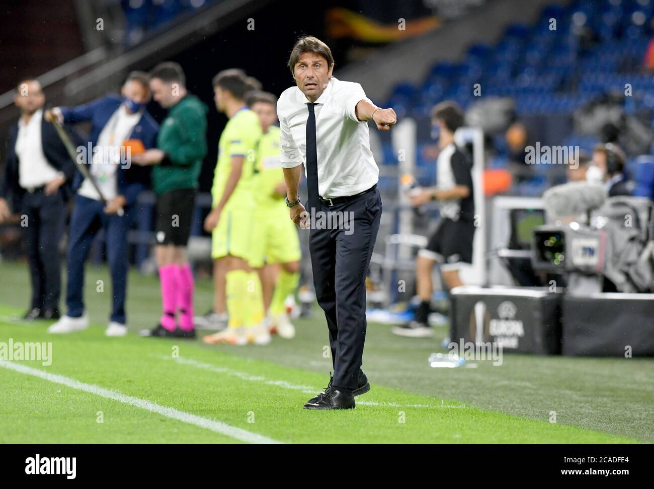 Gelsenkirchen, Germania. 05 agosto 2020. Calcio: Europa League, Inter Milan - FC Getafe, round di knockout, round di sedici all'Arena AufSchalke. Il coach di Inter Antonio Conte dà le istruzioni. Credit: Bernd Thissen/dpa/Alamy Live News Foto Stock