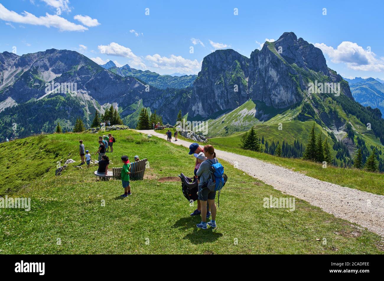 Pfronten, Germania, 28 luglio 2020, Hiker, mountain bike e parapendio godere della vista panoramica sul sentiero fino al rifugio Ostler Huette su Bre Foto Stock