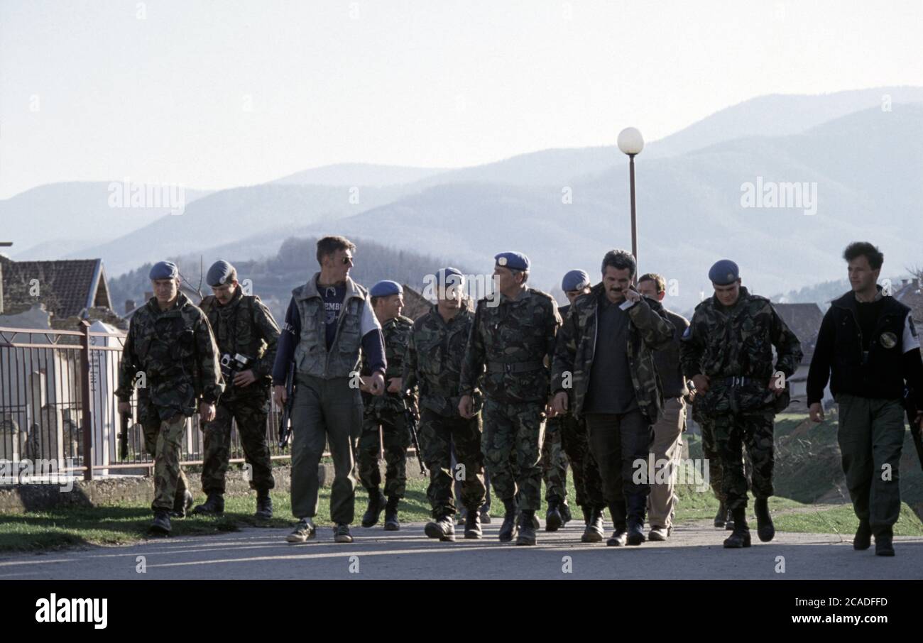 29 marzo 1994 durante la guerra in Bosnia: Il generale Sir Charles Guthrie, capo di stato maggiore dell'esercito britannico, è tenuto un tour di Stari Vitez nella Bosnia centrale. Foto Stock