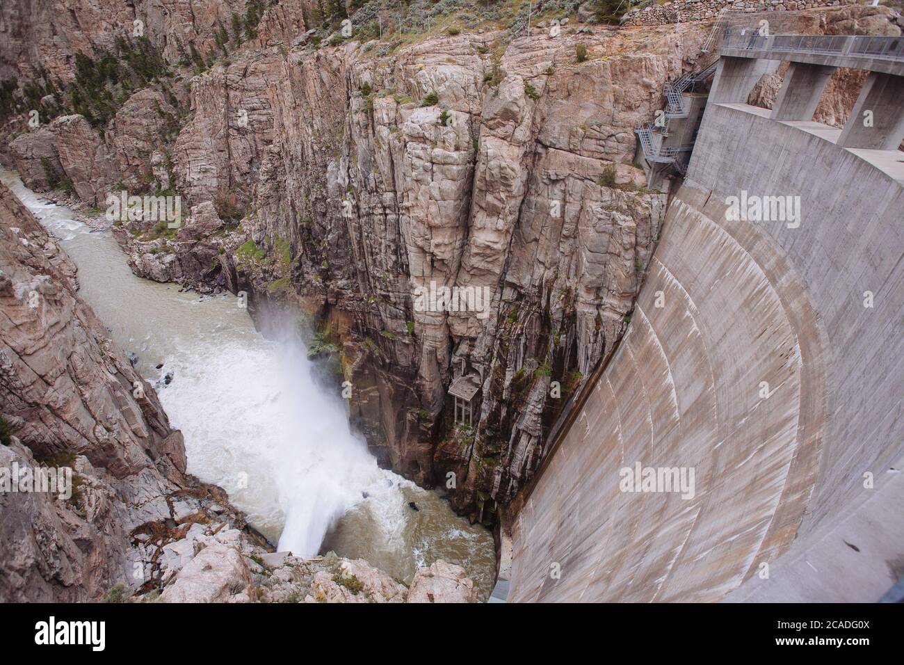 Rilascio di acqua alla diga di Buffalo Bill sul fiume Shoshone (Wyoming) Foto Stock