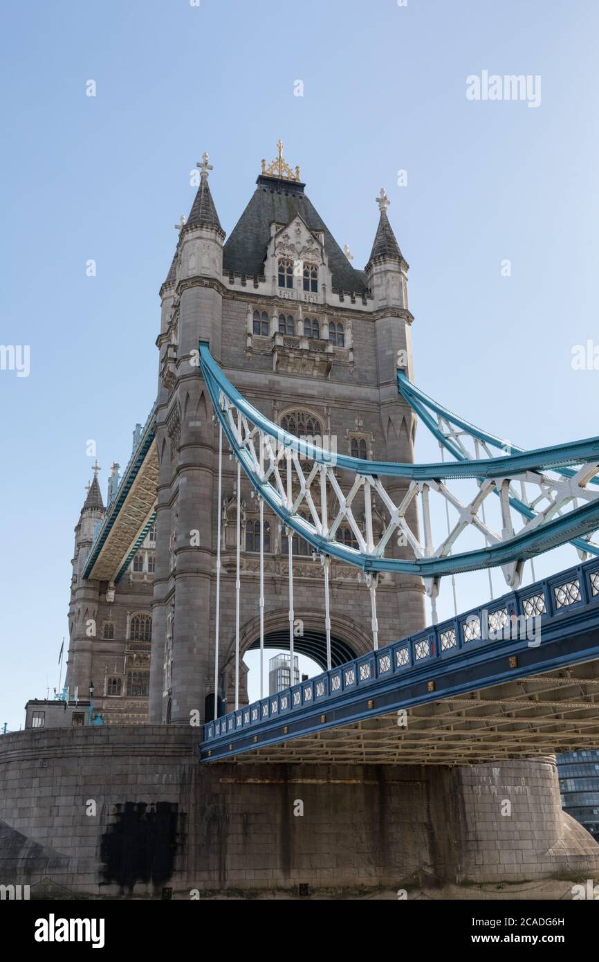 Tower Bridge, iconico ponte sospeso da basso angolo, Londra, Inghilterra, Regno Unito Foto Stock