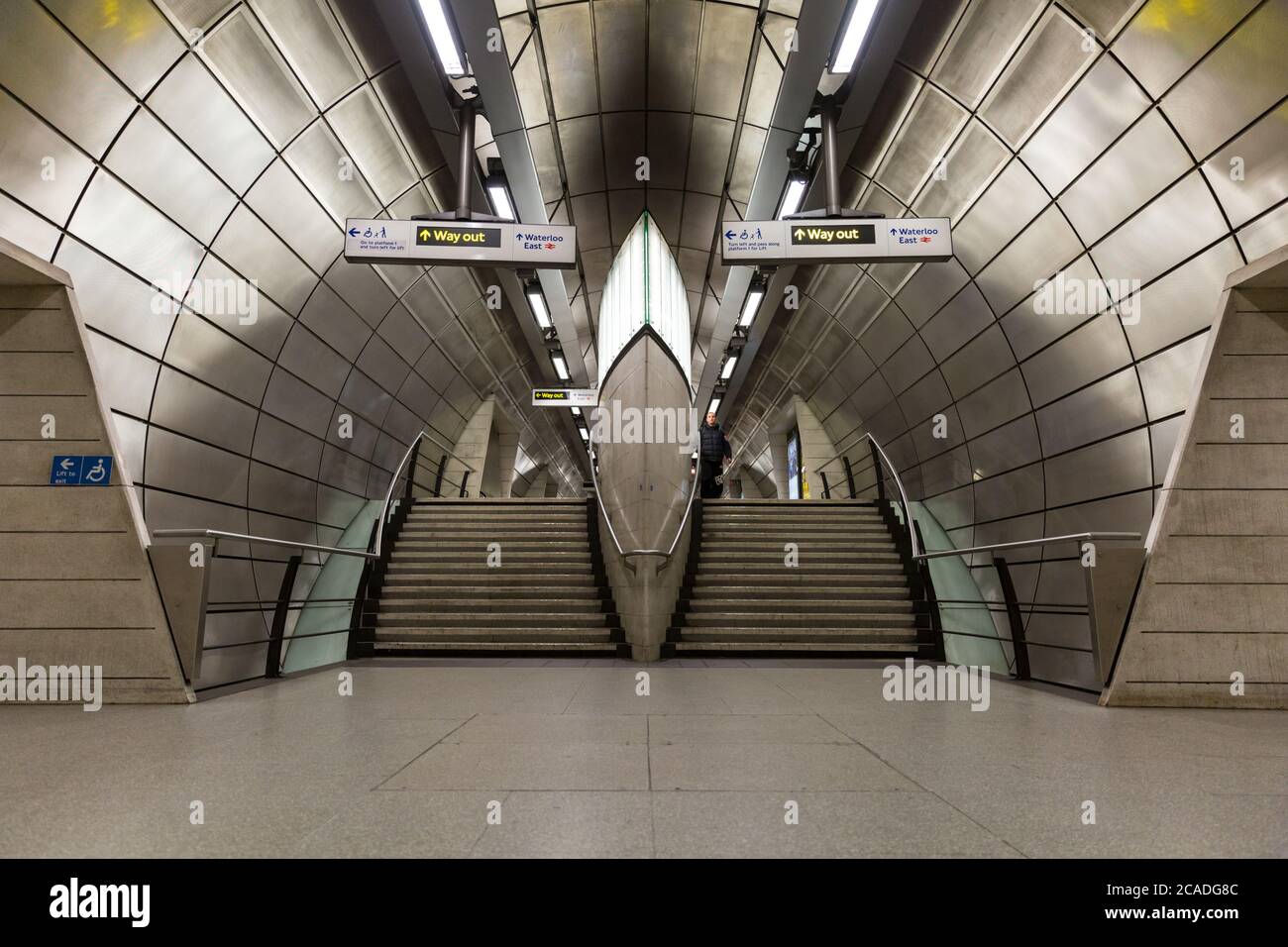 Lower Concorse, stazione della metropolitana di Southwark, progettata da Sir Richard MacCormac, Londra, Inghilterra, Regno Unito Foto Stock