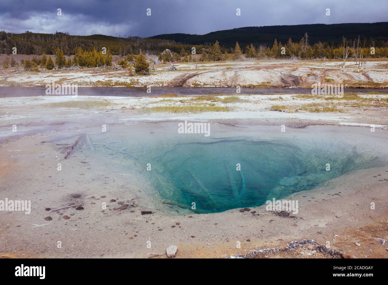 Sorgente termale color zaffiro nel Bacino Biscuit del Parco Nazionale di Yellowstone Foto Stock