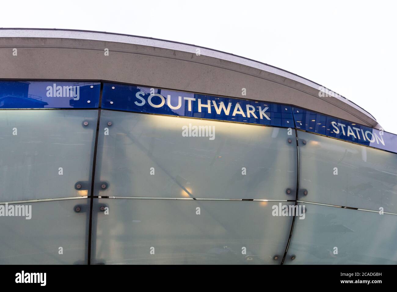 Facciata esterna della stazione della metropolitana di Southwark, progettata da Sir Richard MacCormac, Londra, Inghilterra, Regno Unito Foto Stock