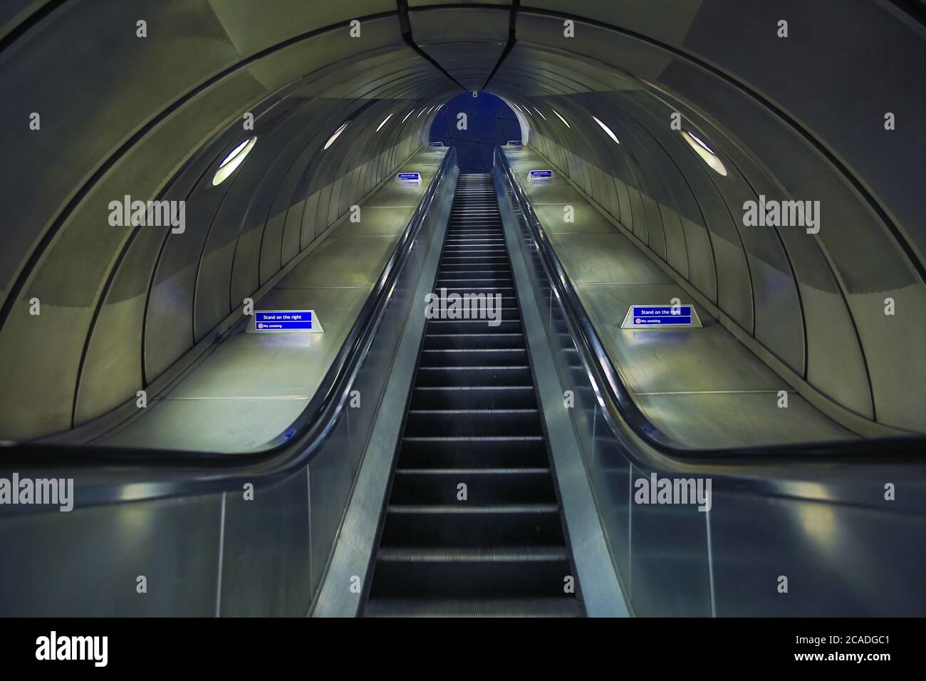 Scala mobile, stazione della metropolitana di Southwark, progettata da Sir Richard MacCormac, Londra, Inghilterra, Regno Unito Foto Stock
