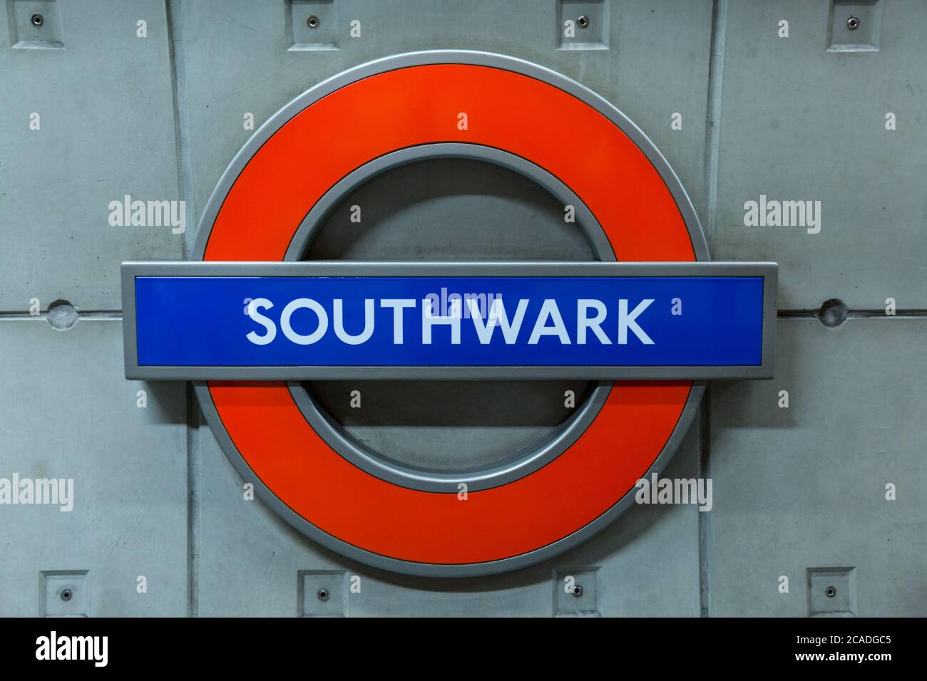 Segnale della stazione della metropolitana di Southwark, progettato da Sir Richard MacCormac, Londra, Inghilterra, Regno Unito Foto Stock