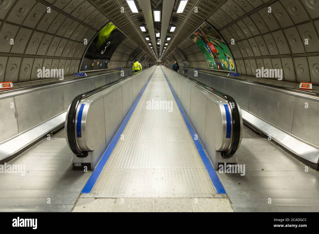La stazione della metropolitana di Waterloo 'travelator' Moving Walkway, Londra, Inghilterra, Regno Unito Foto Stock