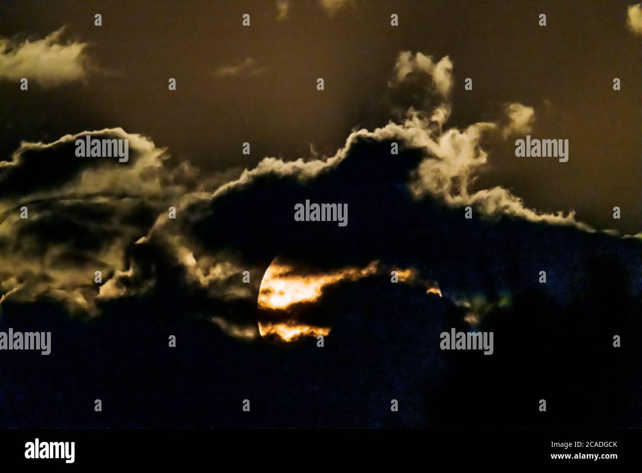 La Luna piena di agosto è stata tradizionalmente chiamata Sturgeon Moon perché il gigantesco storione dei grandi Laghi e del Lago Champlain erano più prontamente cauti Foto Stock