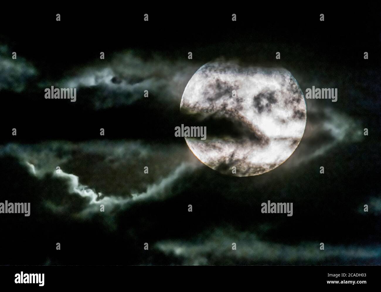 La Luna piena di agosto è stata tradizionalmente chiamata Sturgeon Moon perché il gigantesco storione dei grandi Laghi e del Lago Champlain erano più prontamente cauti Foto Stock