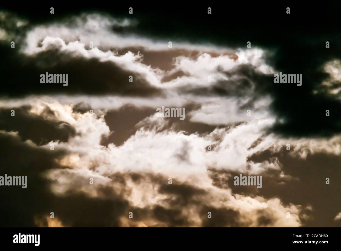 La luna piena di Sturgeon illumina le nuvole sulle Montagne Rocciose, Salida, Colorado, Stati Uniti Foto Stock