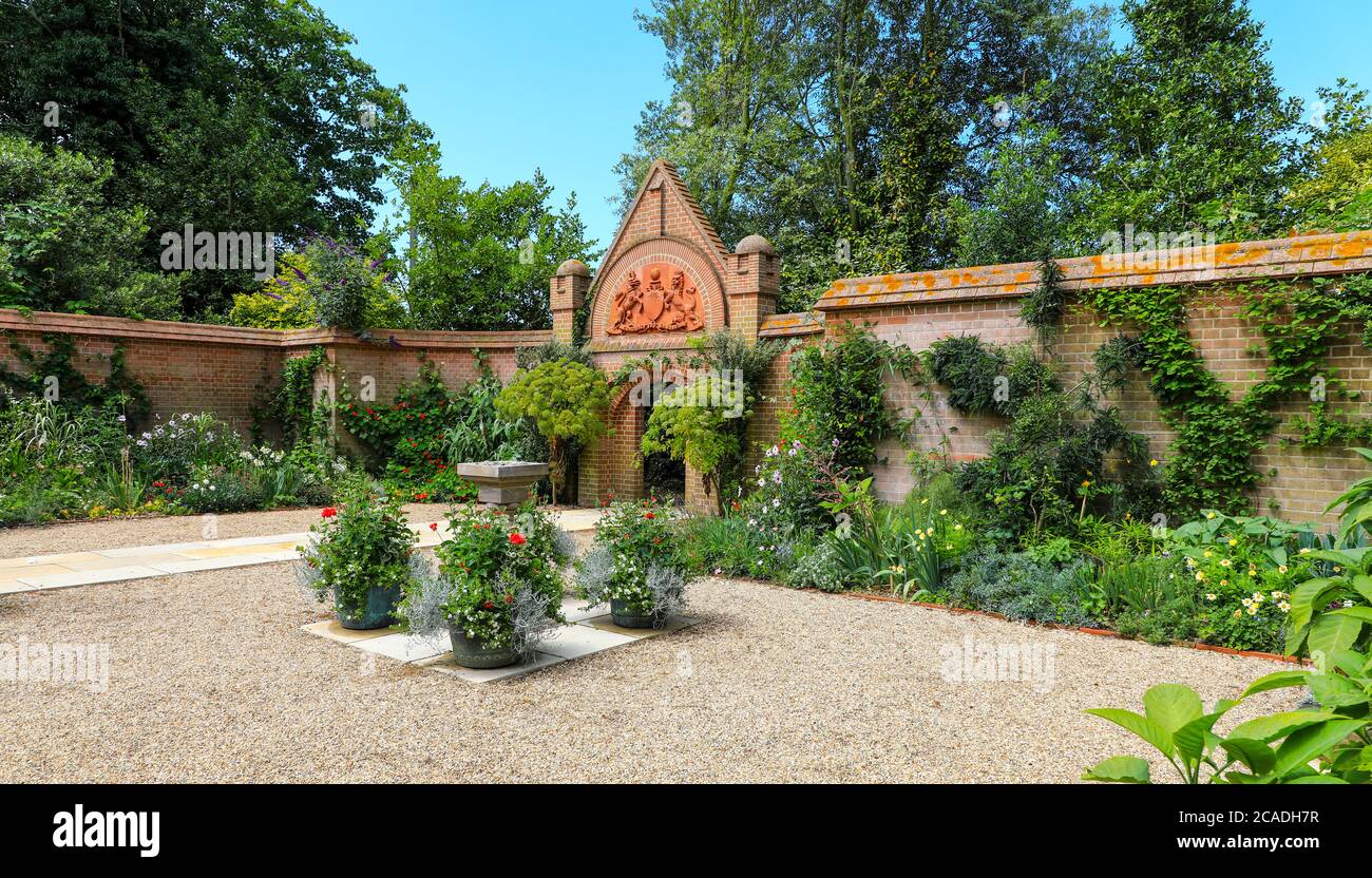 La Corte d'ingresso con il Postman's Gate a East Ruston Old Vicarage Garden, East Ruston, Norfolk, Inghilterra, Regno Unito Foto Stock