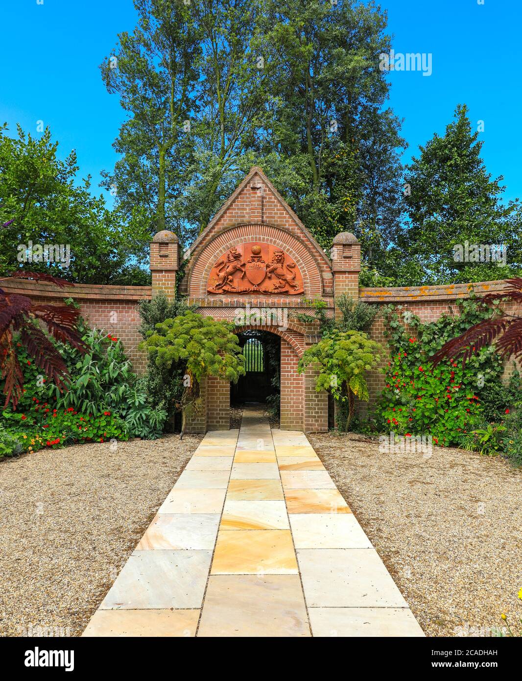 La Corte d'ingresso con il Postman's Gate a East Ruston Old Vicarage Garden, East Ruston, Norfolk, Inghilterra, Regno Unito Foto Stock