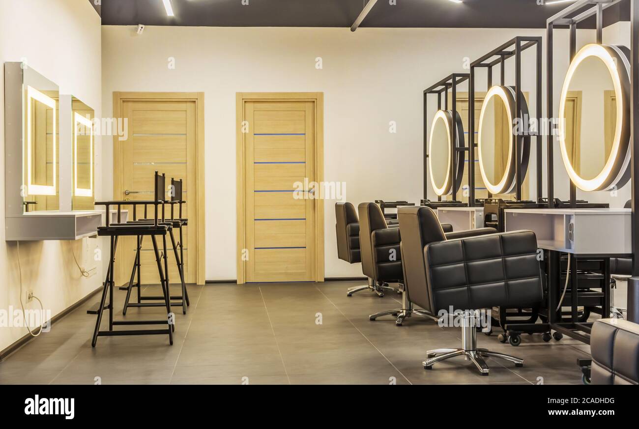 Interno di un salone di bellezza moderno, area taglio capelli Foto Stock