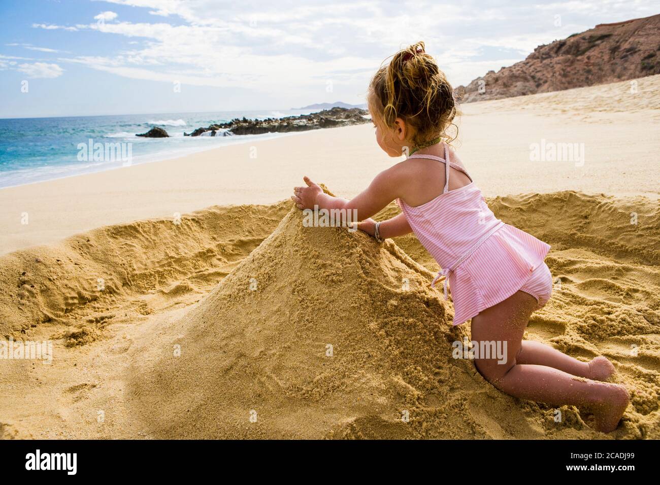 Giovane ragazza che gioca nella sabbia, Cabo San Lucas, Messico Foto Stock