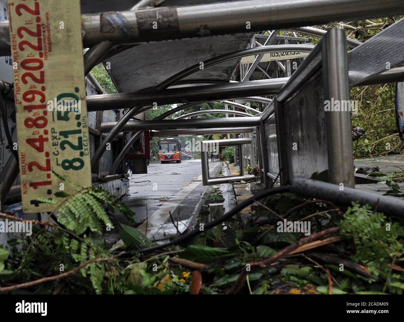 Mumbai, India. 06 agosto 2020. Una fermata dell'autobus è visto rotto e ribaltato sulla strada in seguito alle forti precipitazioni.forti piogge e vento ad alta velocità hanno causato danni enormi come alberi sradicati e ricaduti su edifici, automobili e strade che ha causato una giornata di caos a Mumbai. Credit: SOPA Images Limited/Alamy Live News Foto Stock