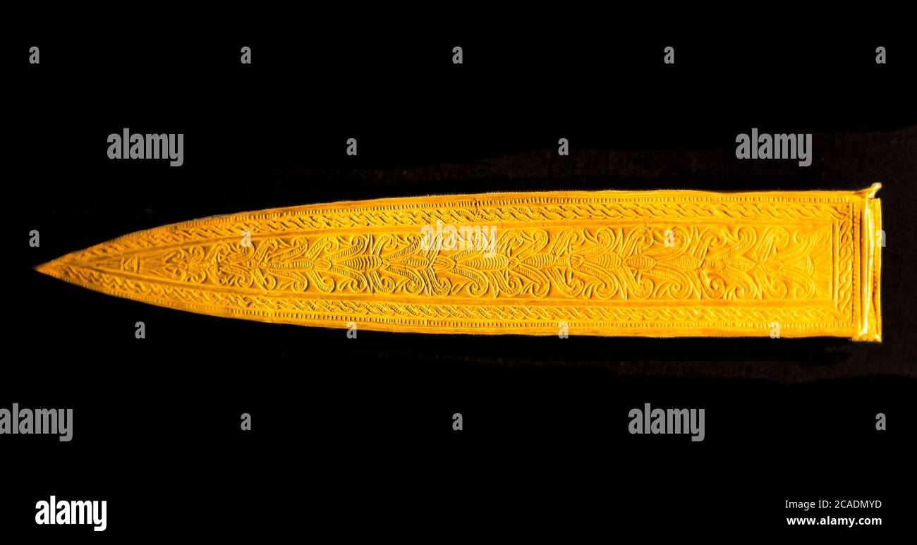 Egitto, Cairo, gioielli Tutankhamon, dalla sua tomba a Luxor: Guaina d'oro di un pugnale, con motivi floreali e di corda. Foto Stock