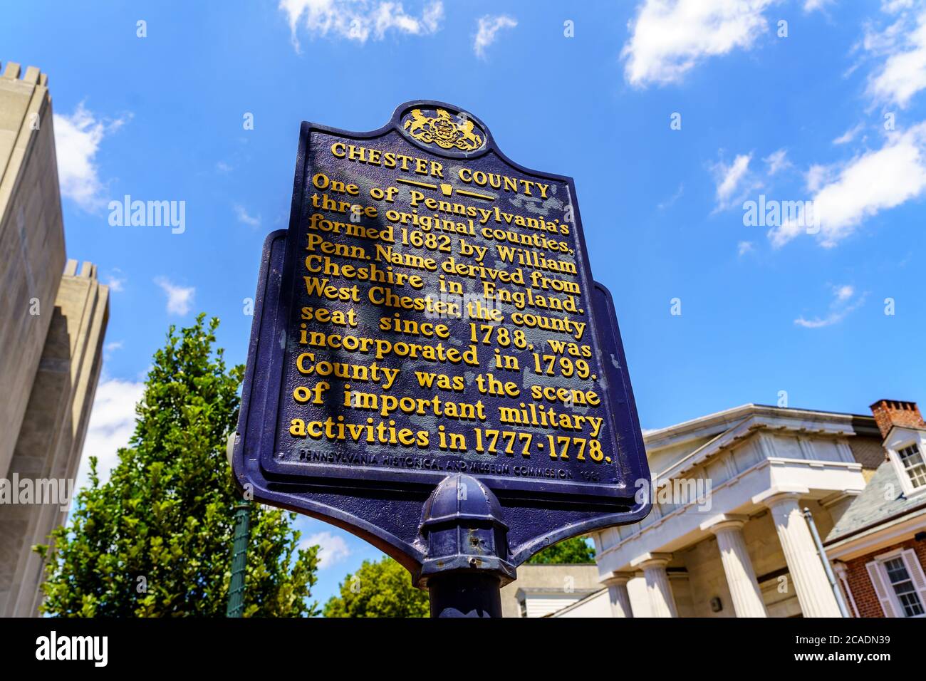 West Chester, PA, USA - 5 agosto 2020: Un segno storico della Pennsylvania che nota la formazione di Chester Coouty di William Pent Foto Stock