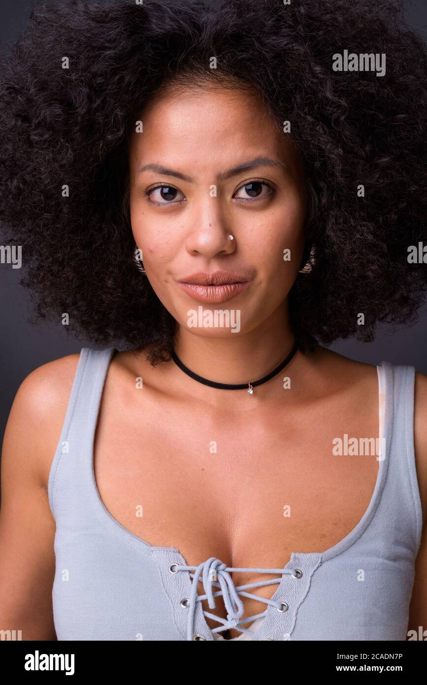 Giovane bella donna africana con capelli afro Foto Stock