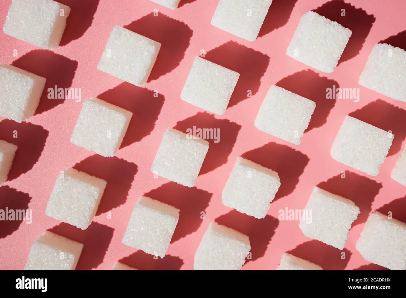 Cubetti di zucchero su sfondo rosa Foto Stock