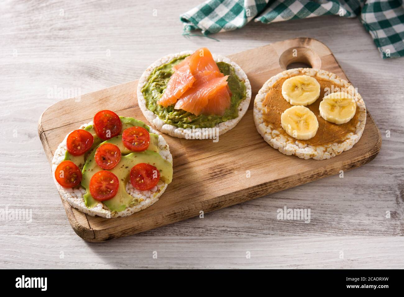 Assortimento di ingredienti su torte di riso soffiato su tavolo di legno Foto Stock