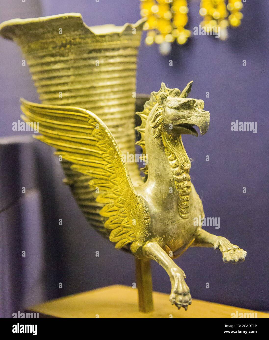 Egitto, Cairo, Museo Egizio, un vaso di rima a forma di un griffin, appartenente al tesoro di Tukh el Qaramus, trovato in una cache di un tempio. Foto Stock