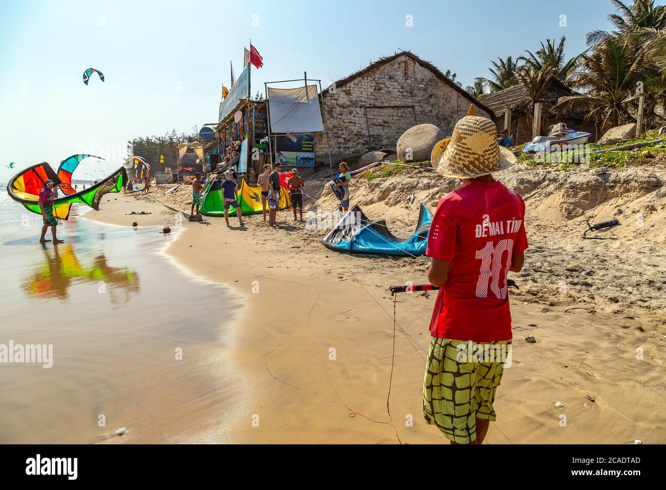 MUI NE, Phan Thiet, Vietnam - Feb 16, 2015: Kitesurf - sport acquatici. Kite surf persone attive formazione Mui ne Coco Beach, Phan Thiet Cam Ranh Bay vie Foto Stock