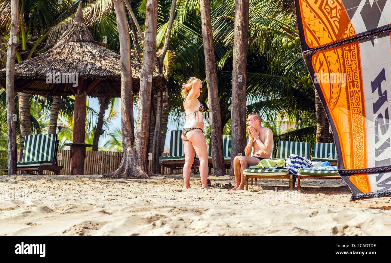 MUI NE, Phan Thiet, Vietnam - Feb 16, 2015: Kitesurf - sport acquatici. Kite surf persone attive formazione Mui ne Coco Beach, Phan Thiet Cam Ranh Bay vie Foto Stock