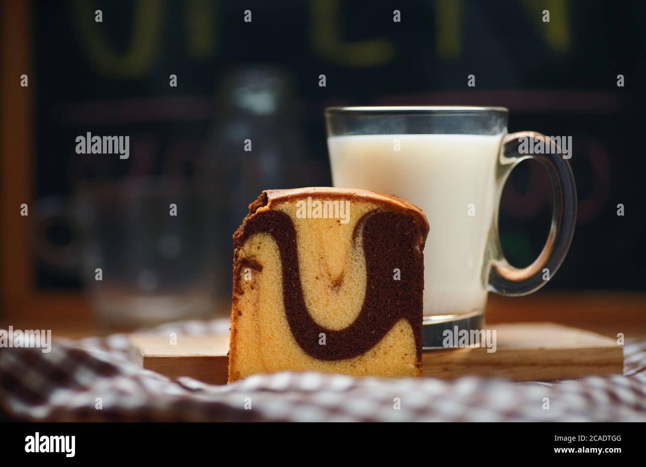 Burro torta di marmo con una tazza di latte Foto Stock